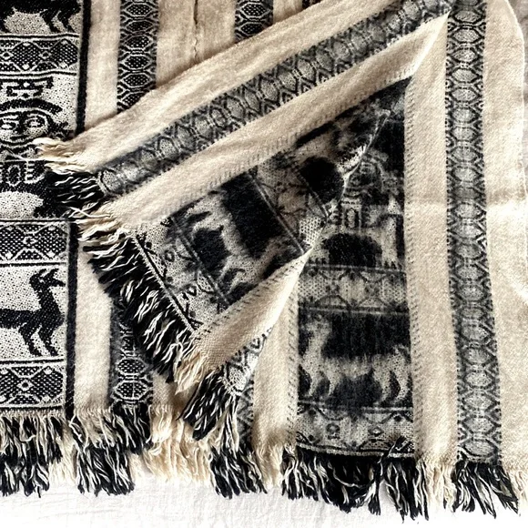 Vintage Boho Wool Poncho - Picture 4 of 5